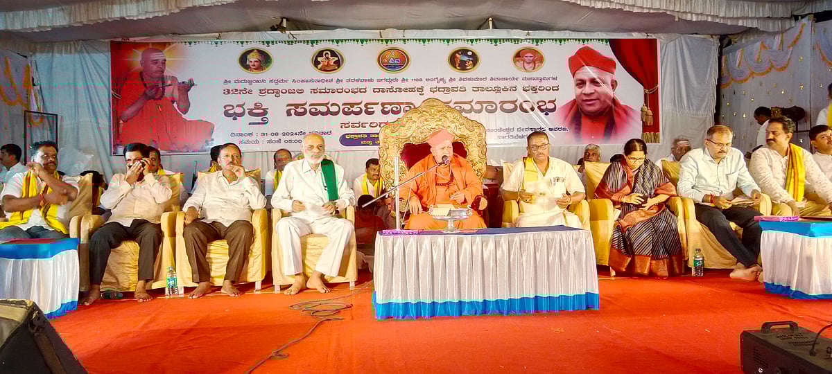 ರಾಜಕಾರಣಿಗಳು ಹೇಳುವುದು ಒಂದು, ಮಾಡುವುದು ಇನ್ನೊಂದು: ಸಿರಿಗೆರೆ ಶ್ರೀ