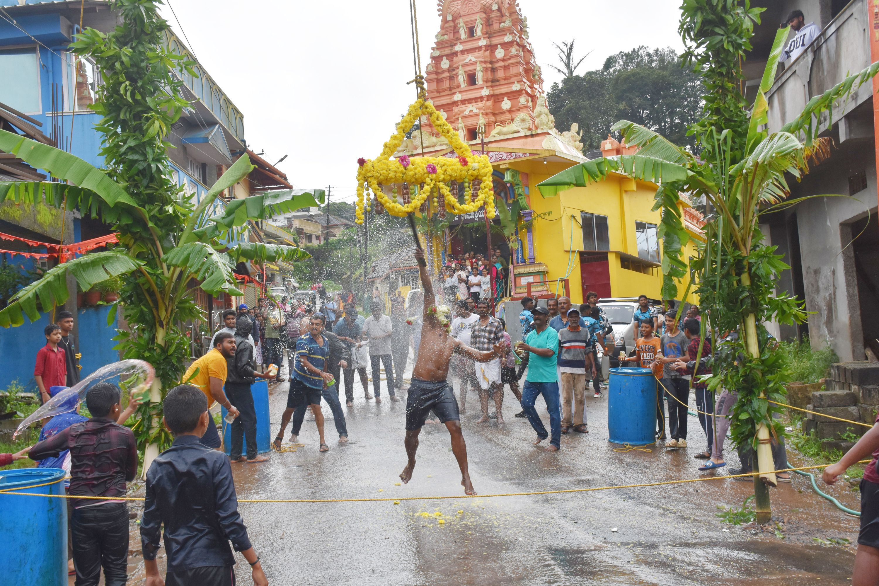 ಮಡಿಕೇರಿಯ ಕಂಚಿಕಾಮಕ್ಷಿ ದೇಗುಲದ ಆವರಣದಲ್ಲಿ ಭಾನುವಾರ ಕೃಷ್ಣ ಜನ್ಮಾಷ್ಟಮಿ ಪ್ರಯುಕ್ತ ನಡೆದ ಮೊಸರುಕುಡಿಕೆ ಒಡೆಯುವ ಸ್ಪರ್ಧೆ ಹಾಗೂ ಓಕುಳಿಯಾಟದಲ್ಲಿ ಹಲವು ಮಂದಿ ಭಾಗಿಯಾದರು