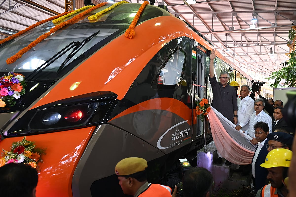 ವಂದೇ ಭಾರತ್‌ ಮೊದಲ ಸ್ಲೀಪರ್‌ ರೈಲು ಅನಾವರಣ: ವಿಶೇಷತೆಗಳೇನು?