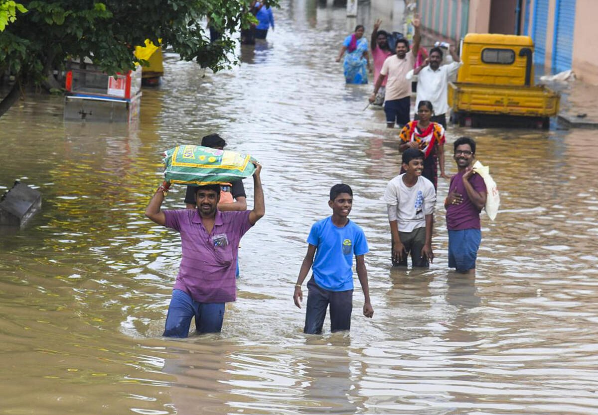 ಆಂಧ್ರಪ್ರದೇಶದಲ್ಲಿ ಭಾರಿ ಮಳೆ, ಪ್ರವಾಹ: 30 ಸಾವಿರಕ್ಕೂ ಅಧಿಕ ಮಂದಿ ಸ್ಥಳಾಂತರ