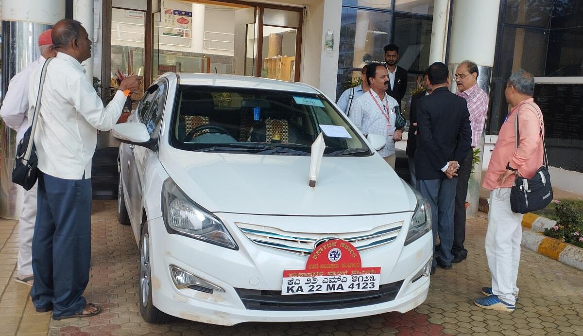 ಬೆಳಗಾವಿ: ಉಪ ಆಯುಕ್ತರ ಕಾರಿಗೆ ನೋಟಿಸ್‌ ಪ್ರತಿ ಅಂಟಿಸಿದ ಸಂತ್ರಸ್ತ