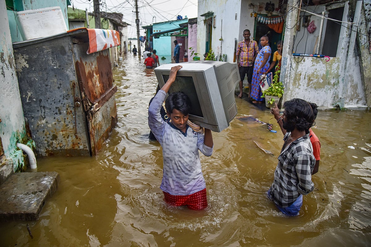 VIDEO | ಪ್ರವಾಹ ಪೀಡಿತ ವಿಜಯವಾಡದಲ್ಲಿ ಹೆಲಿಕಾಪ್ಟರ್‌ ಮೂಲಕ ಆಹಾರ ಪೂರೈಕೆ