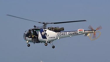 ಸಮುದ್ರದಲ್ಲಿ ಭಾರತೀಯ ಕರಾವಳಿ ಪಡೆ ಹೆಲಿಕಾಪ್ಟರ್‌ ಪತನ: ಮೂವರು ಸಿಬ್ಬಂದಿ ನಾಪತ್ತೆ