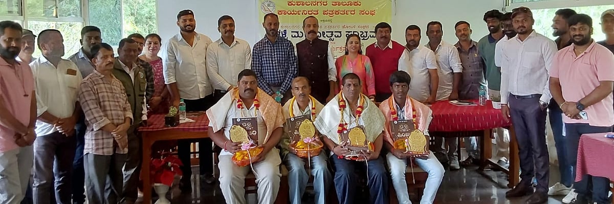 ಕುಶಾಲನಗರ: ನಾಲ್ವರು ಪತ್ರಿಕಾ ವಿತರಕರಿಗೆ ಸನ್ಮಾನ