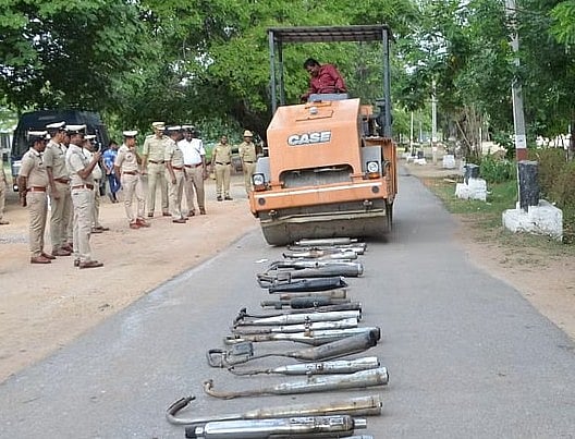 ಮೈಸೂರು: ದೋಷಪೂರಿತ ಸೈಲೆನ್ಸರ್‌ ನಾಶ
