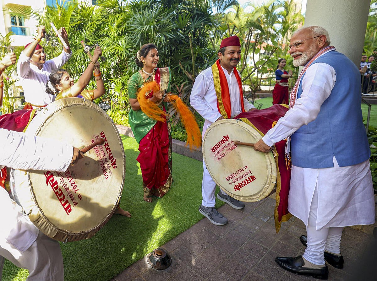 ಸಿಂಗಪುರ ಭೇಟಿ | ಡೋಲು ಬಾರಿಸಿ ಸಂಭ್ರಮಿಸಿದ ಪ್ರಧಾನಿ ಮೋದಿ