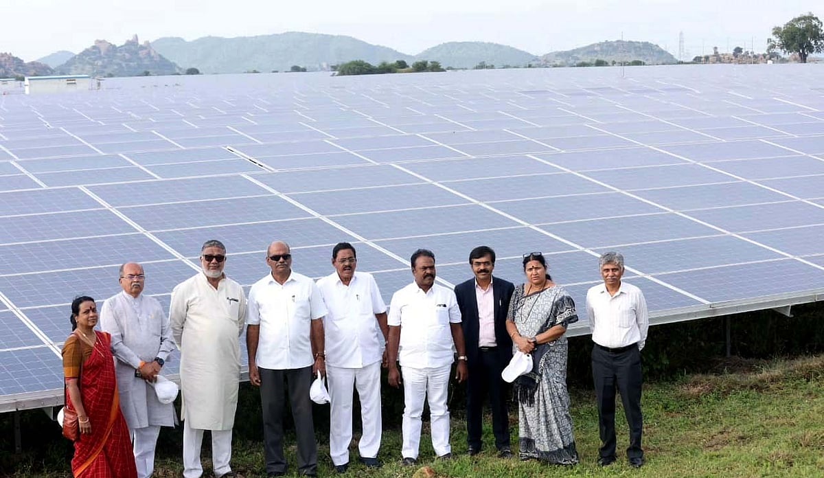 ಪಾವಗಡ: ಸೋಲಾರ್ ಪಾರ್ಕ್‌ಗೆ ವಿಧಾನಸಭೆ, ಪರಿಷತ್ ಸದಸ್ಯರ ಭೇಟಿ