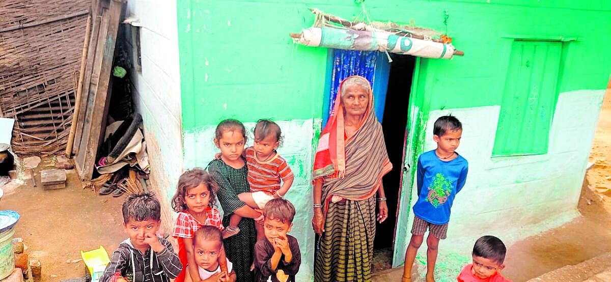 ಕನಕಗಿರಿ | ದೊರೆಯದ ಪಿಂಚಣಿ: ಪರದಾಟ