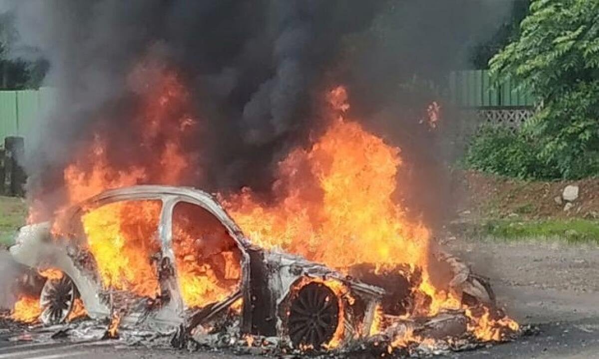 ಸುರತ್ಕಲ್‌: ಹೊತ್ತಿ ಉರಿದ ಬಿಎಂಡಬ್ಲ್ಯು ಕಾರು