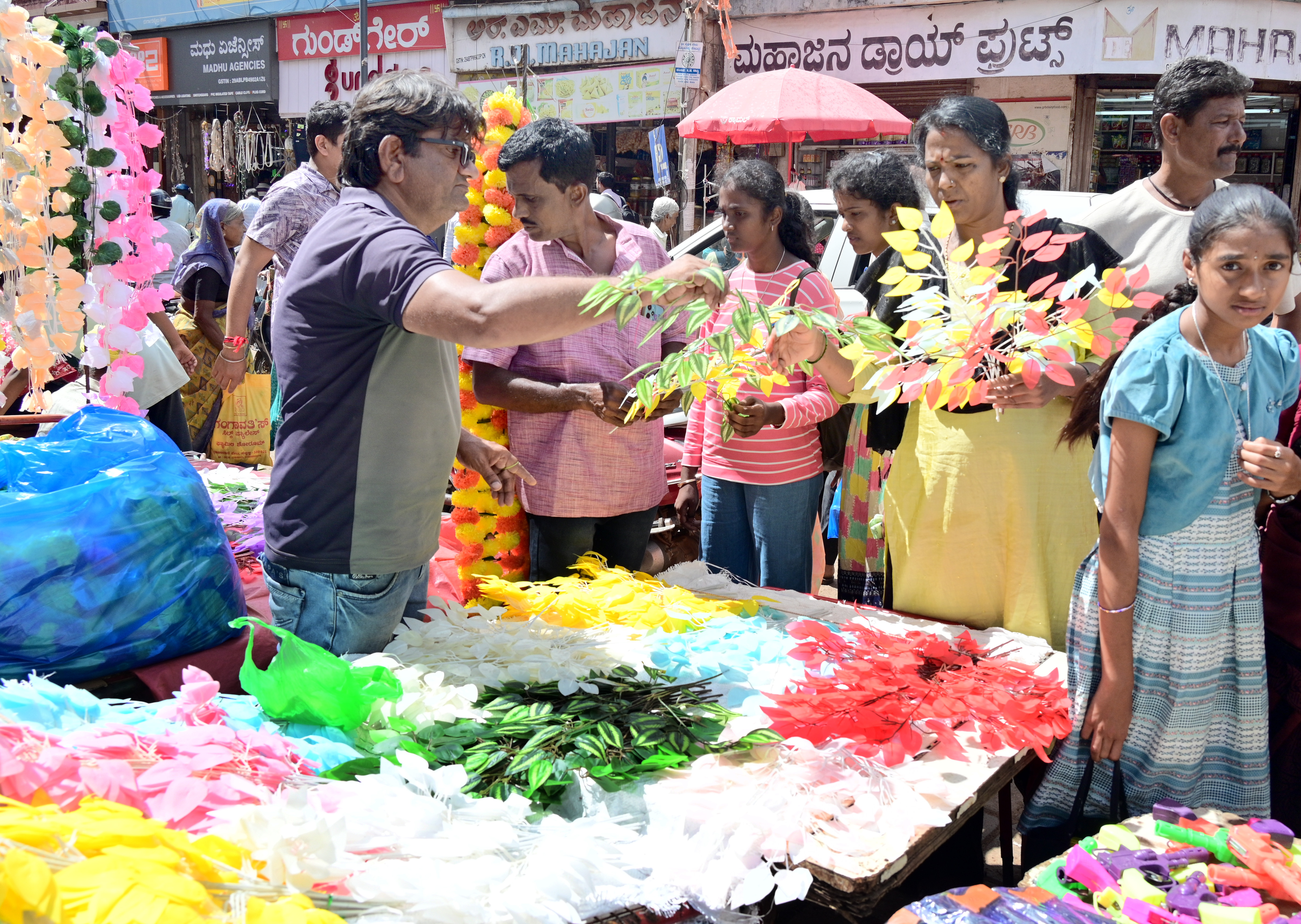 ಗೌರಿ–ಗಣೇಶ ಹಬ್ಬದ ಹಿನ್ನೆಲೆಯಲ್ಲಿ ಹುಬ್ಬಳ್ಳಿ ನಗರದ ದುರ್ಗದ ಬೈಲ್ ಮಾರುಕಟ್ಟೆ ಪ್ರದೇಶದಲ್ಲಿ ಗುರುವಾರ ಸಾರ್ವಜನಿಕರು ಅಲಂಕಾರಿಕ ಹೂವು ವಸ್ತುಗಳ ಖರೀದಿಸಿದರು