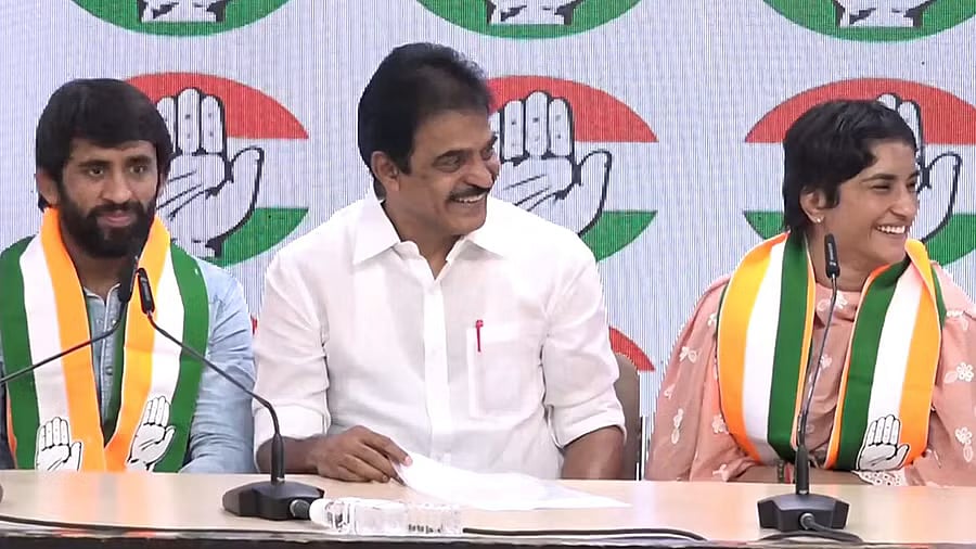 ಕುಸ್ತಿಪಟುಗಳಾದ ವಿನೇಶ್ ಫೋಗಟ್, ಬಜರಂಗ್ ಪೂನಿಯಾ ಕಾಂಗ್ರೆಸ್ ಸೇರ್ಪಡೆ