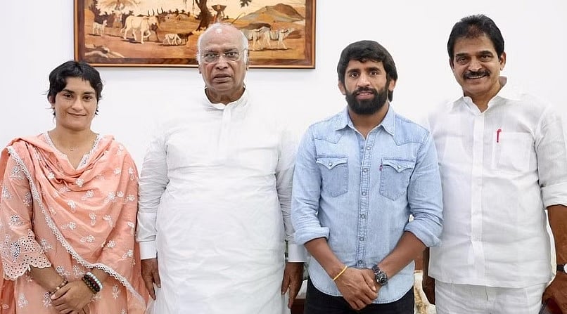 ಕಾಂಗ್ರೆಸ್ ಸೇರ್ಪಡೆ ಬೆನ್ನಲ್ಲೇ ರೈಲ್ವೆ ಹುದ್ದೆಗೆ ವಿನೇಶ್ ಫೋಗಟ್ ರಾಜೀನಾಮೆ