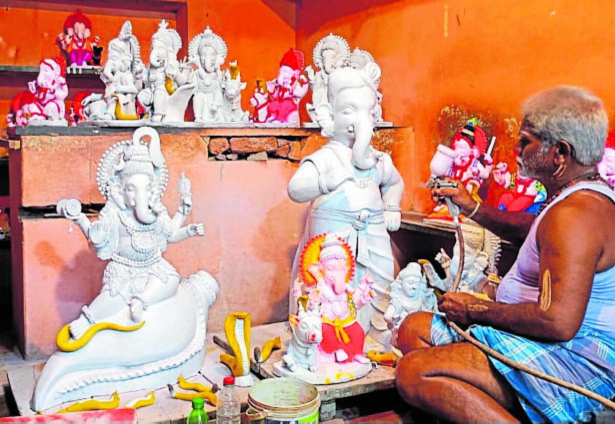 ಹಿರೇಕೆರೂರು | ಗಣೇಶೋತ್ಸವ ಸಡಗರ: ಏಕದಂತನಿಗೆ ಕಲಾವಿದರ ಅಂತಿಮ ಸ್ಪರ್ಶ