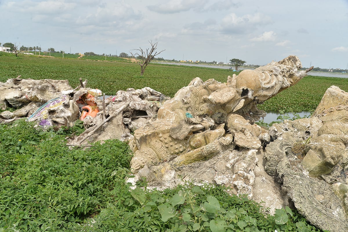 ಕೋಲಾರ: ಕೆರೆ ಏರಿ ಮೇಲಿ ಪಿಒಪಿ ಗಣಪನ ರಾಶಿ