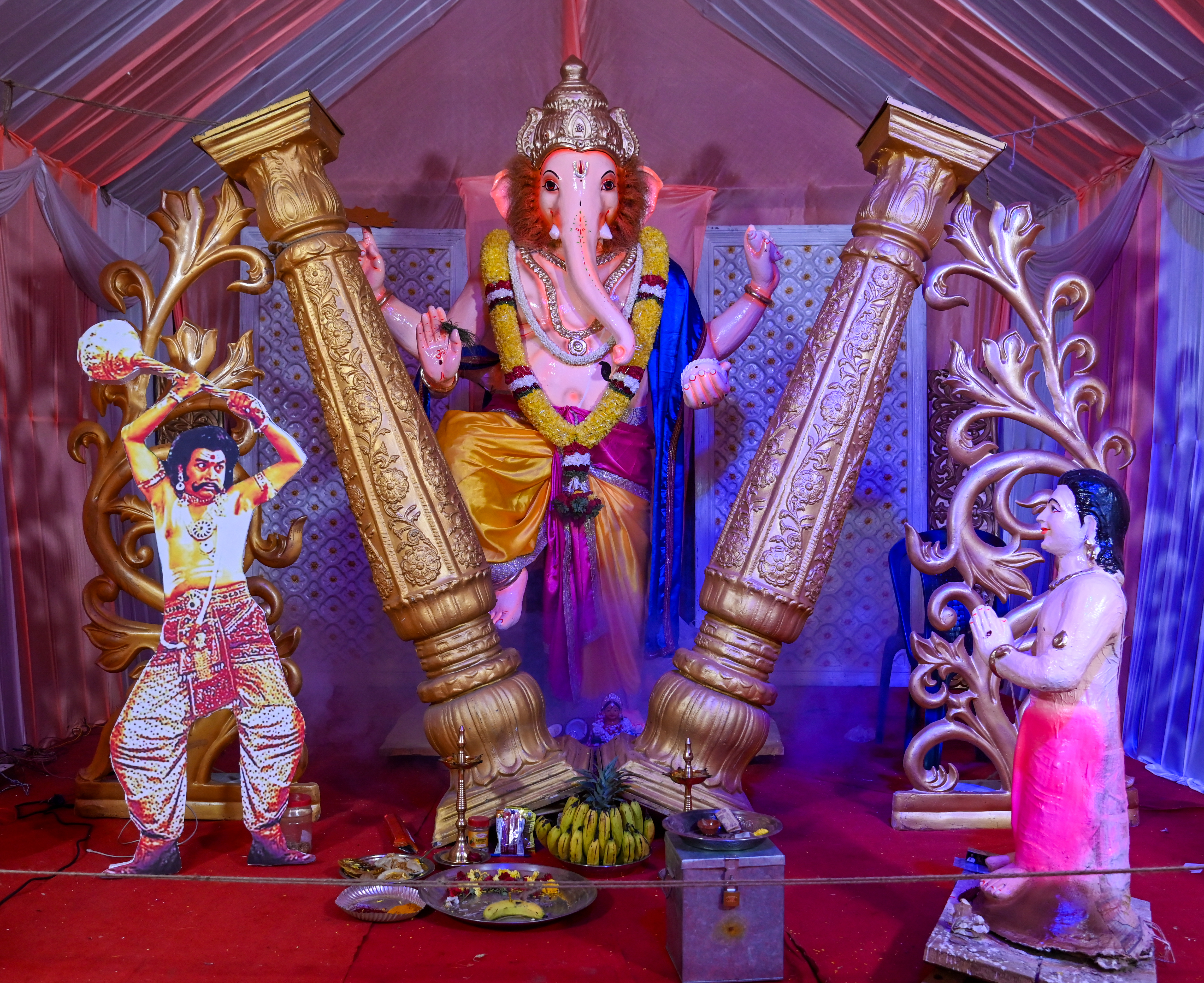 ಬೆಂಗಳೂರಿನ ಕಬ್ಬನ್ ಪೇಟೆ 25ನೇ ಅಡ್ಡ ರಸ್ತೆಯಲ್ಲಿ ಶ್ರೀ ವರಸಿದ್ಧಿ ವಿನಾಯಕ ಮಿತ್ರ ಮಂಡಳಿ ಪ್ರತಿಷ್ಠಾಪನೆ ಮಾಡಿರುವ ಭಕ್ತ ಪ್ರಹ್ಲಾದನಿಗೆ ಒಲಿದ ಉಗ್ರ ನರಸಿಂಹನ ಸ್ವರೂಪದಲ್ಲಿರುವ ಗಣೇಶ ವಿಗ್ರಹ ಜನರ ಗಮನ ಸೆಳೆಯಿತು.  ಪ್ರಜಾವಾಣಿ ಚಿತ್ರ
