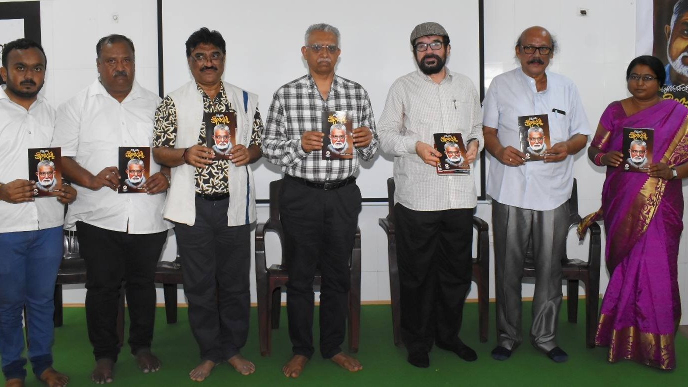 ಮಂಡ್ಯ ನಗರದಲ್ಲಿ ಚಿತ್ರಕೂಟ ಸಂಸ್ಥೆ ಭಾನುವಾರ ಆಯೋಜಿಸಿದ್ದ ‘ಪೂರ್ಣಚಂದ್ರ ತೇಜಸ್ವಿ–86’ ಕಾರ್ಯಕ್ರಮದಲ್ಲಿ ಎಚ್‌.ಎಸ್‌.ರೋಹಿಣಿ ಅವರ ‘ವಿಸ್ಮಯ ತೇಜಸ್ವಿ’ ಕೃತಿಯನ್ನು ಕರ್ನಾಟಕ ಸಾಹಿತ್ಯ ಅಕಾಡೆಮಿ ಅಧ್ಯಕ್ಷ ಎಲ್‌.ಎನ್‌.ಮುಕುಂದರಾಜ್‌ ಬಿಡುಗಡೆ ಮಾಡಿದರು. ಶಿವಕುಮಾರ ಆರಾಧ್ಯ, ಭಗವಾನ್‌ ಚಕ್ರವರ್ತಿ, ಮಲ್ಲಿಕಾರ್ಜುನ ಮಹಾಮನೆ, ‘ಪ್ರಜಾವಾಣಿ’ ಕಾರ್ಯನಿರ್ವಾಹಕ ಸಂಪಾದಕ ರವೀಂದ್ರ ಭಟ್ಟ, ಅಂಕಣಕಾರ ಬಿ.ಚಂದ್ರೇಗೌಡ, ಎಚ್‌.ಎಚ್‌.ರೋಹಿಣಿ ಇದ್ದಾರೆ    