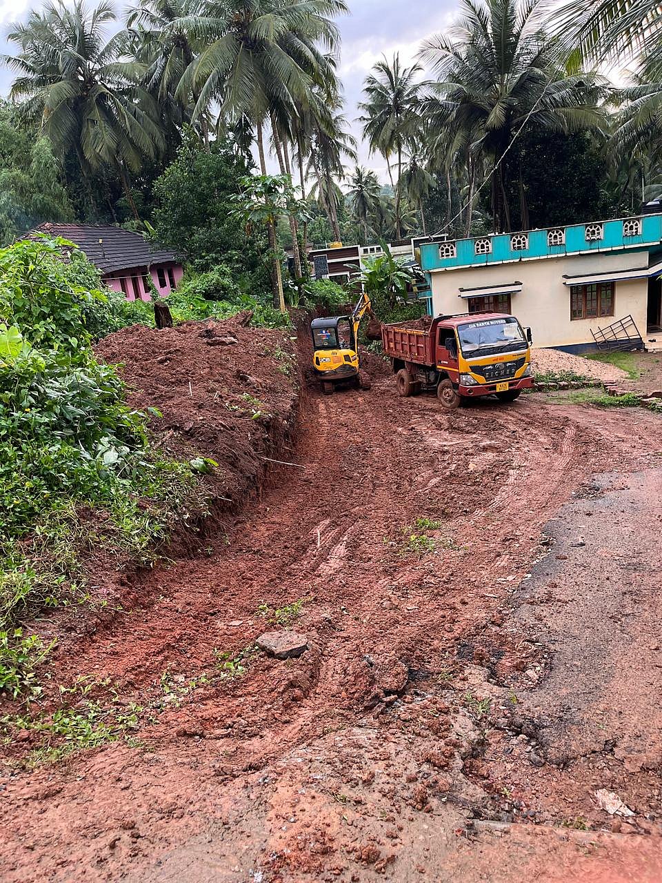 ಇನೋಳಿ: ಸರ್ಕಾರಿ ಶಾಲೆ ರಸ್ತೆಗೆ ಸ್ಥಳೀಯರ ಸ್ಥಳ ದಾನ