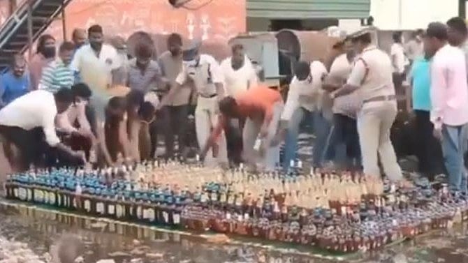 Video | ಆಂಧ್ರಪ್ರದೇಶ: ಅಕ್ರಮ ಮದ್ಯ ನಾಶದ ವೇಳೆ ಬಾಟಲಿ ಎತ್ತಿಕೊಂಡು ಓಡಿದ ಜನ!