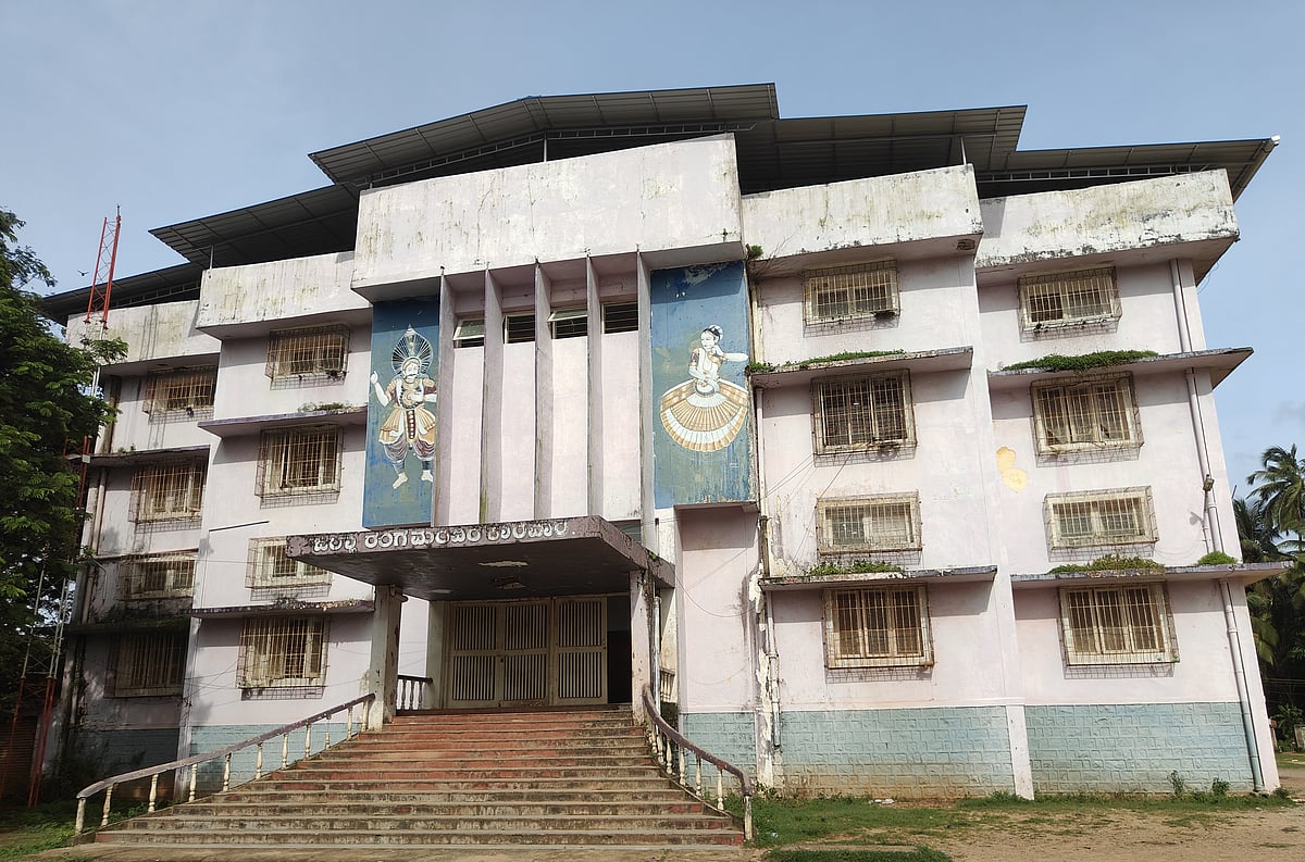 ಉತ್ತರ ಕನ್ನಡ | ಜಿಲ್ಲಾ ರಂಗಮಂದಿರಕ್ಕೆ ಶಾಶ್ವತ ಬೀಗ?