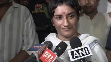 ಹರಿಯಾಣ ವಿಧಾನಸಭಾ ಚುನಾವಣೆ: ನಾಮಪತ್ರ ಸಲ್ಲಿಸಿದ ಕುಸ್ತಿಪಟು ವಿನೇಶ್ ಫೋಗಟ್