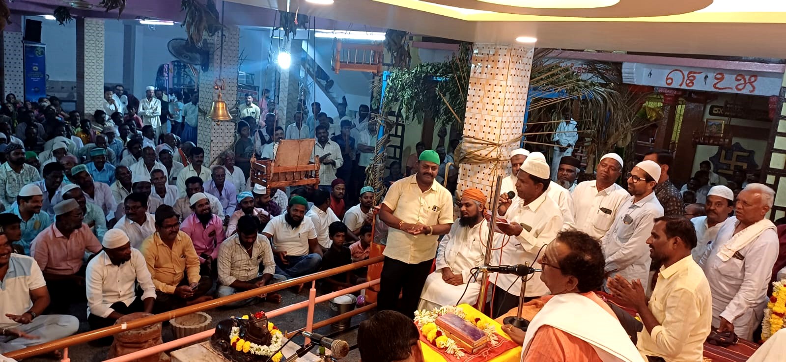 ಕಾರಟಗಿಯಲ್ಲಿ ಪುರಾಣ ಪ್ರವಚನಕಾರ ಸಿದ್ದೇಶ್ವರ ಶಾಸ್ತ್ರಿ ಹಿರೇಮಠ ನೀಡಿದ ಪ್ರವಚನ ಆಲಿಸಿದ ಎಲ್ಲ ಸಮುದಾಯಗಳ ಜನ