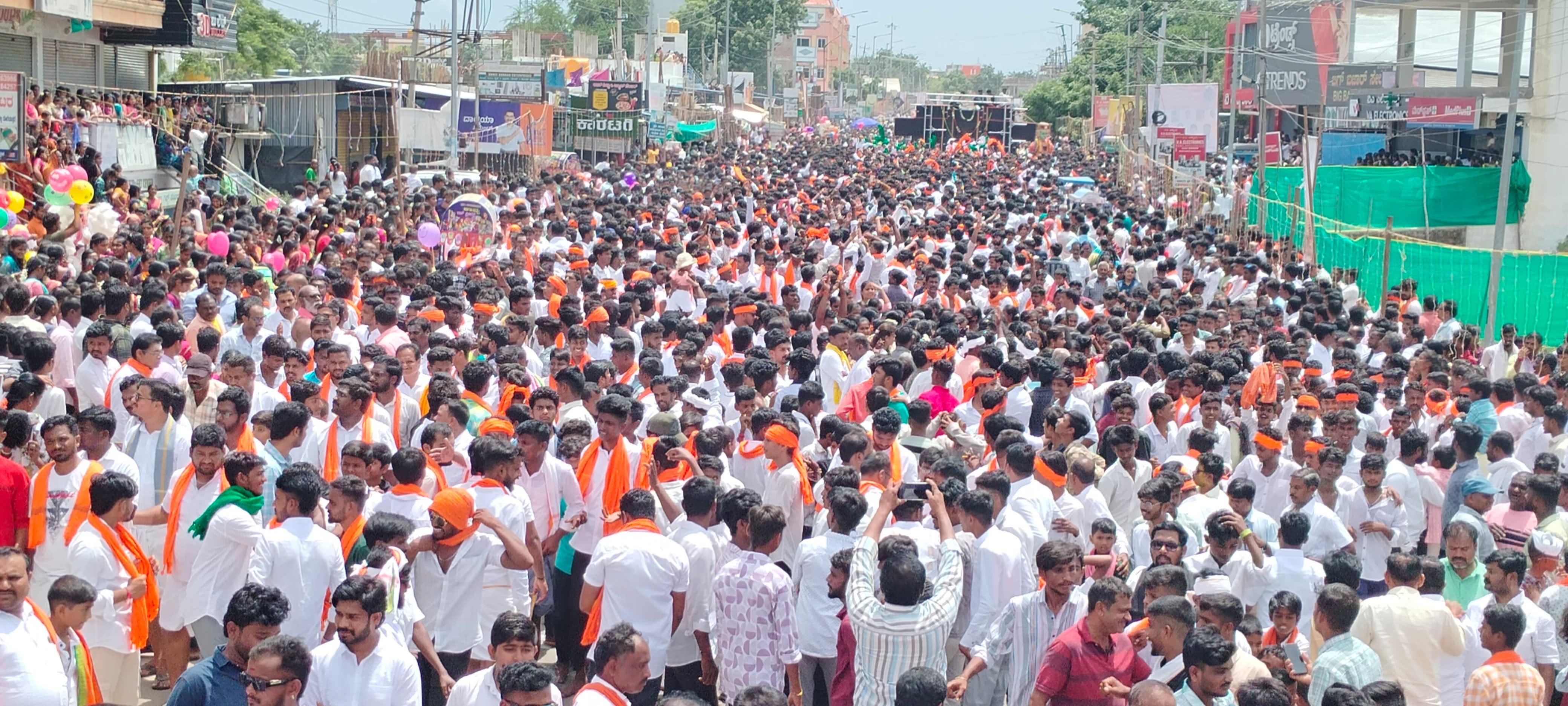 ನೆರೆದಿದ್ದ ಅಪಾರ ಜನಸ್ತೋಮ