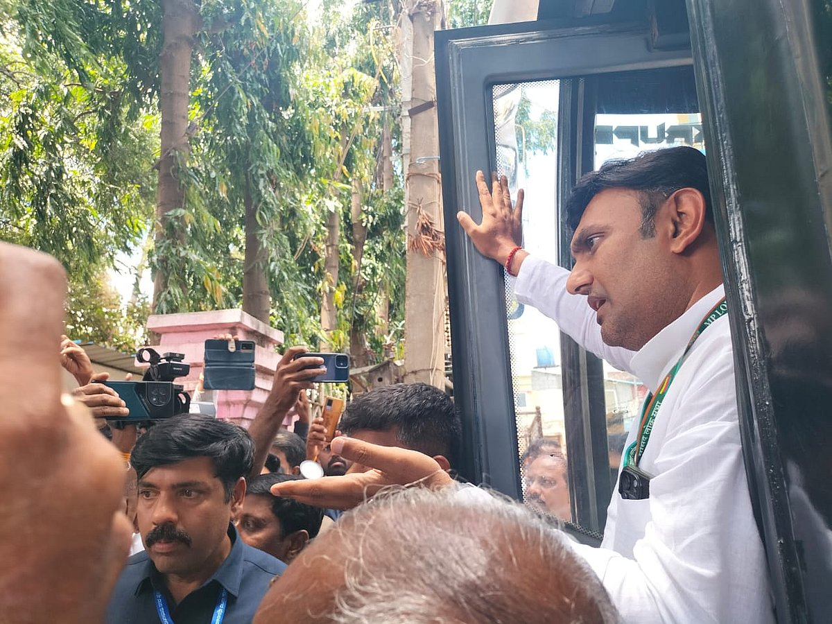 ಚಿಕ್ಕಬಳ್ಳಾಪುರ | ಅಧ್ಯಕ್ಷ, ಉಪಾಧ್ಯಕ್ಷ ಚುನಾವಣೆ: ನಗರಸಭೆ ಆವರಣದಲ್ಲಿ ಹೈಡ್ರಾಮಾ