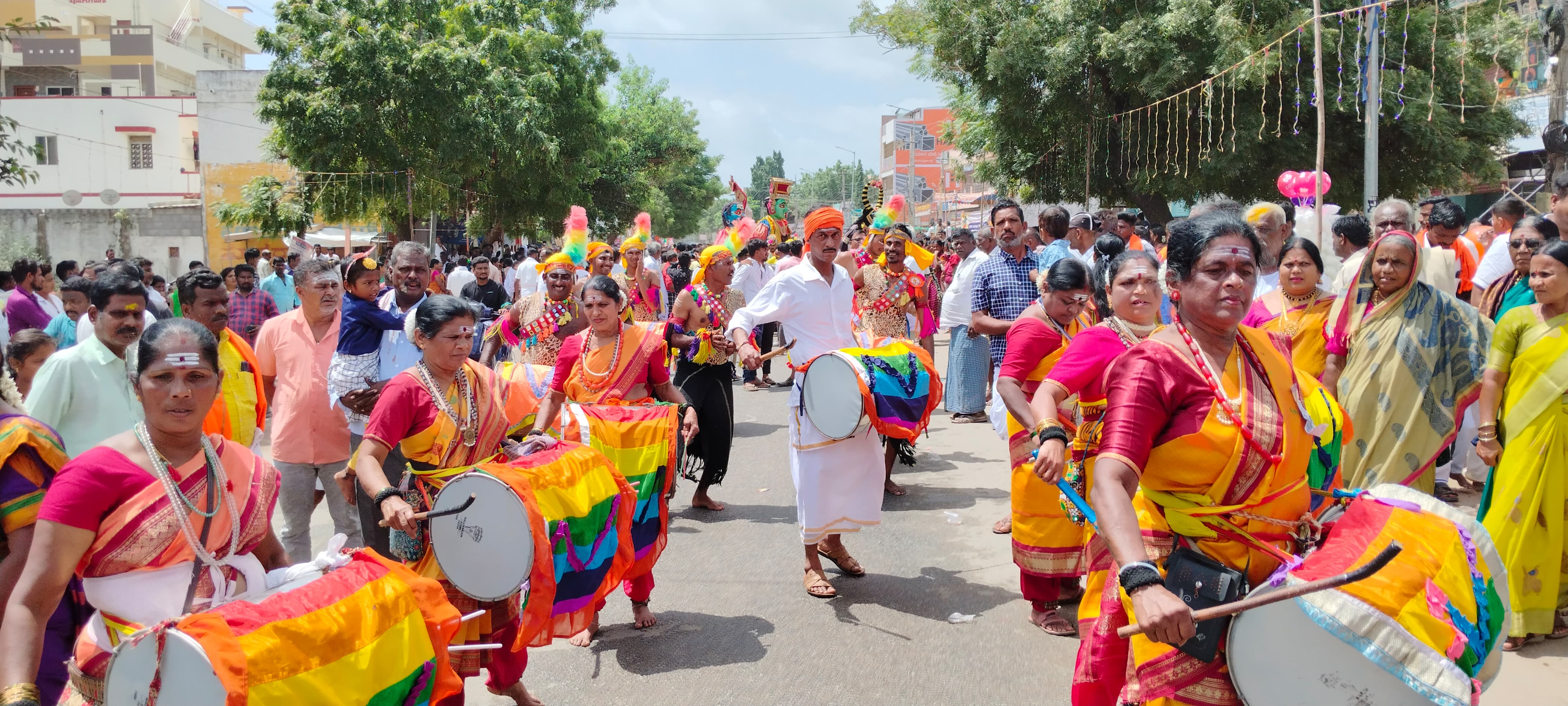 ಮಹಿಳೆಯರ ಆಕರ್ಷಕ ಡೊಳ್ಳು ಕುಣಿತ