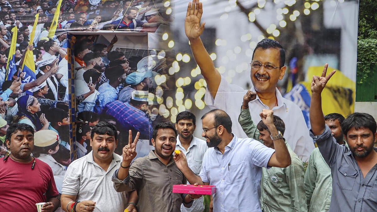 ಕೇಜ್ರಿವಾಲ್ ಬಿಡುಗಡೆ: ಸಿಹಿ ಹಂಚಿ, ಪಟಾಕಿ ಸಿಡಿಸಿ ಸಂಭ್ರಮಿಸಿದ AAP ಕಾರ್ಯಕರ್ತರು