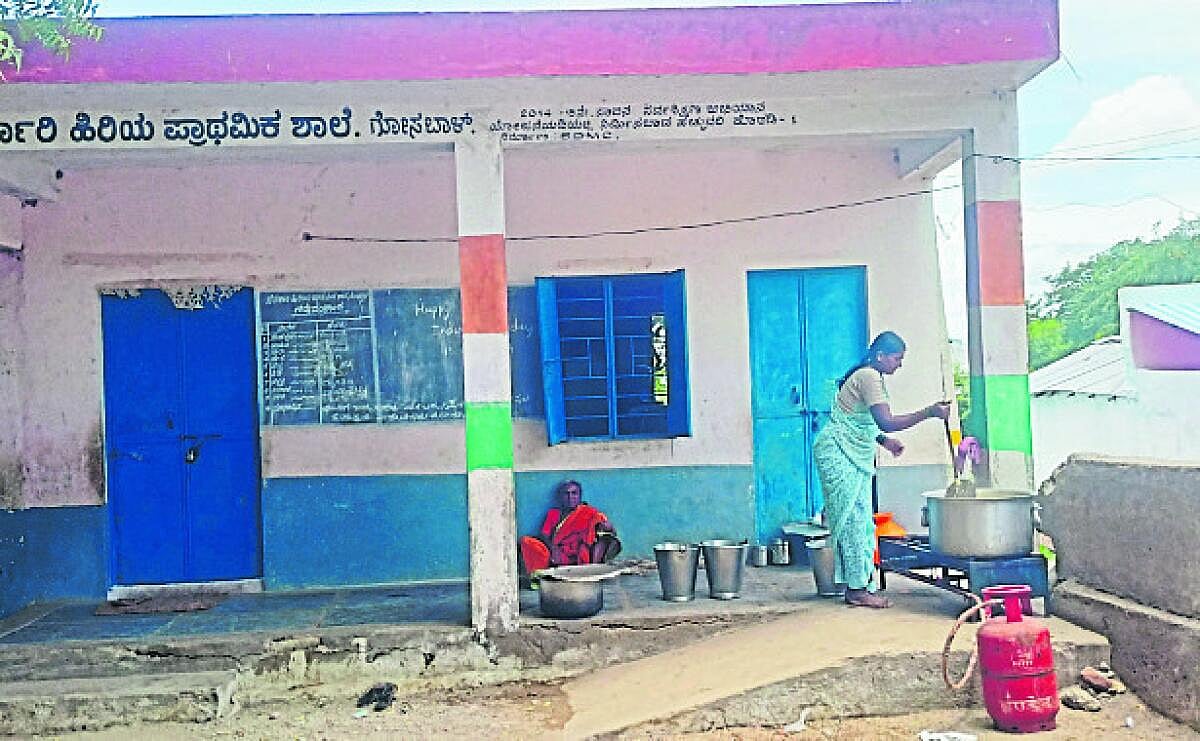 ತೆಕ್ಕಲಕೋಟೆ: ಸಜ್ಜಾದರೂ ಬಳಕೆಗೆ ಸಿಗದ ಶೌಚಾಲಯ
