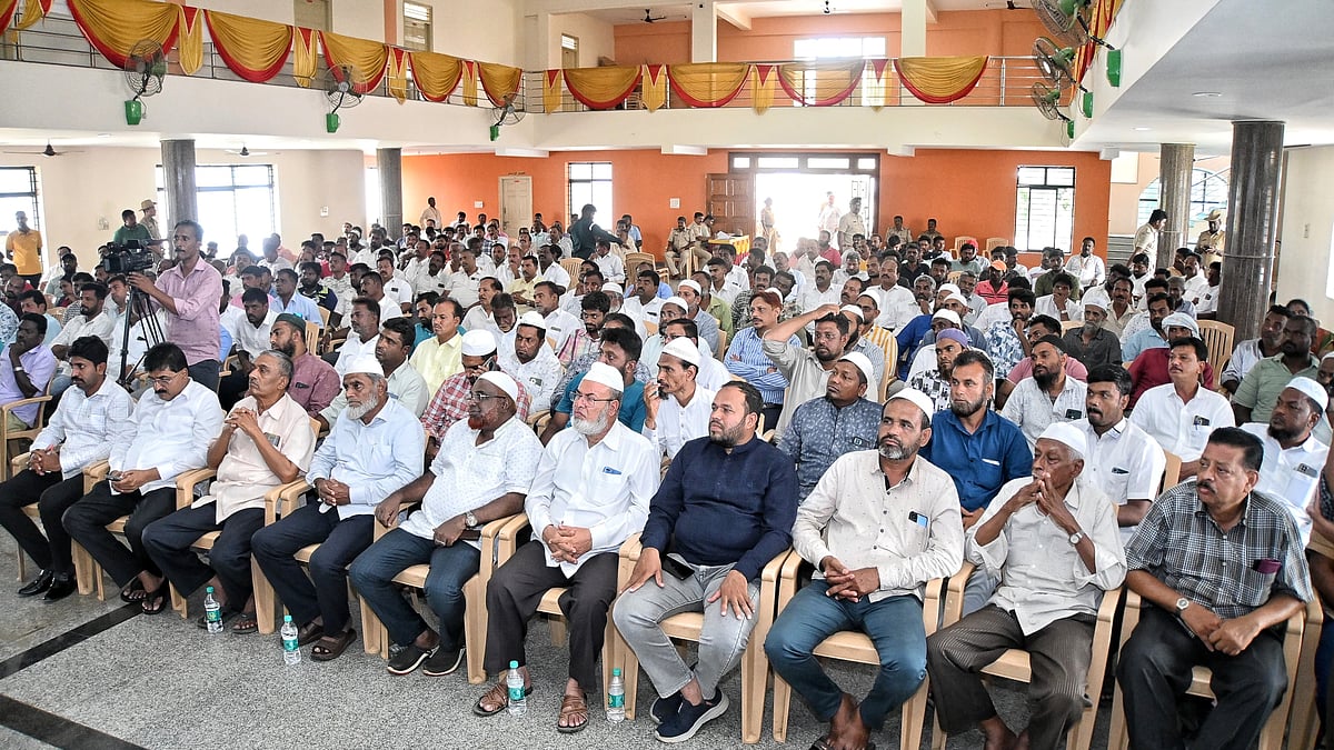 ನಾಗಮಂಗಲ: ಮಂಡ್ಯ ಜಿಲ್ಲಾಡಳಿತದಿಂದ ಎರಡು ಕೋಮುಗಳ ಮುಖಂಡರ ಸಮ್ಮುಖದಲ್ಲಿ ಶಾಂತಿಸಭೆ