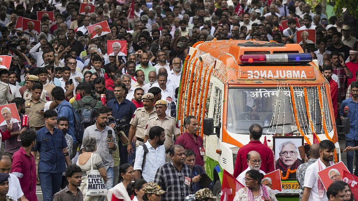 ಏಮ್ಸ್‌ಗೆ ಯೆಚೂರಿ ಮೃತದೇಹ ಹಸ್ತಾಂತರ: ಮೊಳಗಿದ ‘ಲಾಲ್‌ ಸಲಾಮ್‌’ ಘೋಷಣೆ