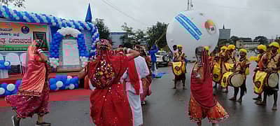 ಅಂತರರಾಷ್ಟ್ರೀಯ ಪ್ರಜಾಪ್ರಭುತ್ವ ದಿನಾಚರಣೆ ಪ್ರಯುಕ್ತ ಭಾನುವಾರ ಕೊಡಗು ಜಿಲ್ಲೆಯಲ್ಲಿ ಬೃಹತ್ ಮಾನವ ಸರಪಳಿ ಕಾರ್ಯಕ್ರಮದ ಅಂಗವಾಗಿ ಮಡಿಕೇರಿ ನಗರದ ಫೀಲ್ಡ್ ಮಾರ್ಷಲ್ ಕೆ.ಎಂ.ಕಾರ್ಯಪ್ಪ ವೃತ್ತದಲ್ಲಿ ವಿವಿಧ ಸಾಂಸ್ಕೃತಿಕ ಕಾರ್ಯಕ್ರಮಗಳು ನಡೆದವು.