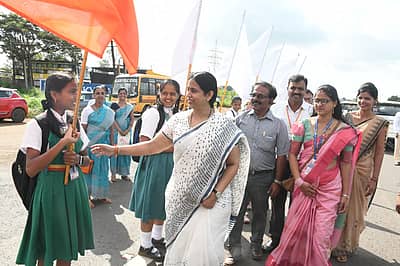 ಅಂತರರಾಷ್ಟ್ರೀಯ ಪ್ರಜಾಪ್ರಭುತ್ವ ದಿನದ ಅಂಗವಾಗಿ ಬೆಳಗಾವಿ ಜಿಲ್ಲೆಯಲ್ಲಿ ಭಾನುವಾರ 145 ಕಿ.ಮೀ ಮಾನವ ಸರಪಳಿ ನಿರ್ಮಿಸಲಾಯಿತು.  ಮಹಿಳಾ ಮತ್ತು ಮಕ್ಕಳ ಅಭಿವೃದ್ಧಿ ಸಚಿವೆ ಲಕ್ಷ್ಮಿ ಹೆಬ್ಬಾಳಕರ ಸೇರಿದಂತೆ  ಇತರರಿದ್ದರು.