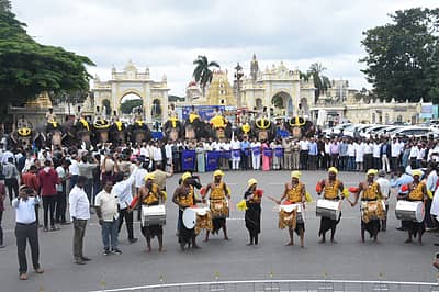 ಮೈಸೂರು ನಗರವೂ ಸೇರಿದಂತೆ ಜಿಲ್ಲೆಯಾದ್ಯಂತ ಅಂತರಾಷ್ಟ್ರೀಯ ಪ್ರಜಾಪ್ರಭುತ್ವ ದಿನವನ್ನು ‘ಮಾನವ ಸರಪಳಿ’ ರಚಿಸುವ ಮೂಲಕ ವಿನೂತನವಾಗಿ ಆಚರಿಸಲಾಯಿತು. 