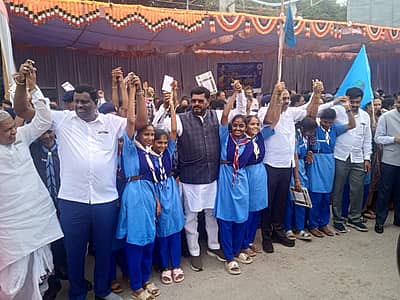 ಕೊಪ್ಪಳ ‌ಜಿಲ್ಲಾ ಉಸ್ತುವಾರಿ ಸಚಿವ ಶಿವರಾಜ ತಂಗಡಗಿ ಮಕ್ಕಳೊಂದಿಗೆ ಕೈ ಜೋಡಿಸಿ ಮಾನವ ಸರಪಳಿಗೆ ನೆರವಾದರು.