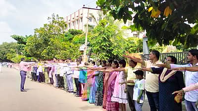 ಪ್ರಜಾಪ್ರಭುತ್ವ ದಿನಾಚರಣೆ ಪ್ರಯುಕ್ತ ವಿಜಯನಗರ ಜಿಲ್ಲೆಯಲ್ಲಿ ಭಾನುವಾರ ಬೆಳಿಗ್ಗೆ 10 ಗಂಟೆಗೆ ಸರಿಯಾಗಿ 40 ಸಾವಿರಕ್ಕೂ ಅಧಿಕ ಮಂದಿ ಸುಮಾರು 40 ಕಿ.ಮೀ. ಉದ್ದದ ಮಾನವ ಸರಪಳಿ ರಚಿಸಿ ಸ್ವಾತಂತ್ರ್ಯ, ಸಮಾನತೆ ಮತ್ತು ಭ್ರಾತೃತ್ವದ ಸಂದೇಶ ಸಾರಿದರು.