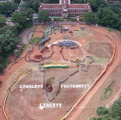 ಅಂತರರಾಷ್ಟ್ರೀಯ ಪ್ರಜಾಪ್ರಭುತ್ವ ದಿನಾಚರಣೆ: ಧಾರವಾಡದ ಕೆಸಿಡಿ ಅವರಣದಲ್ಲಿ ವಿದ್ಯಾರ್ಥಿಗಳು ಭಾರತ ನಕ್ಷೆ ಆಕೃತಿಯ ಮಾನವ ಸರಪಳಿ ನಿರ್ಮಿಸಿದ್ದಾರೆ.