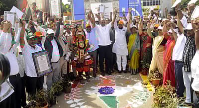  ಅಂತರರಾಷ್ಟ್ರೀಯ ಪ್ರಜಾಪ್ರಭುತ್ವ‌ ದಿನಾಚರಣೆ ಅಂಗವಾಗಿ ಚಿಕ್ಕಮಗಳೂರು ಜಿಲ್ಲೆಯಲ್ಲಿ 92 ಕಿಲೋ ಮೀಟರ್ ಮಾನವ ಸರಪಳಿ ನಿರ್ಮಿಸಲಾಯಿತು.   