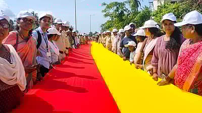 ಅಂತರರಾಷ್ಟ್ರೀಯ ಪ್ರಜಾಪ್ರಭುತ್ವ ದಿನಾಚರಣೆ ಅಂಗವಾಗಿ ಭಾನುವಾರ ನಡೆದ ಮಾನವ ಸರಪಳಿ ಕಾರ್ಯಕ್ರಮದಲ್ಲಿ ಉಡುಪಿ ಜಿಲ್ಲೆಯಲ್ಲಿ ಲಕ್ಷಕ್ಕೂ ಅಧಿಕ ಮಂದಿ ಪಾಲ್ಗೊಂಡರು.