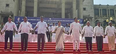 ಬೆಳಗಾವಿಯ ಸುವರ್ಣ ವಿಧಾನಸೌಧದಲ್ಲಿ ಸಚಿವರಾದ ಸತೀಶ ಜಾರಕಿಹೊಳಿ, ಲಕ್ಷ್ಮಿ ಹೆಬ್ಬಾಳಕರ, ಶಾಸಕರಾದ ಆಸೀಫ್ ಸೇಠ್, ವಿಠ್ಠಲ ಹಲಗೇಕರ ಮಾನವ ಸರಪಳಿಗೆ ಕೈಜೋಡಿಸಿದರು.