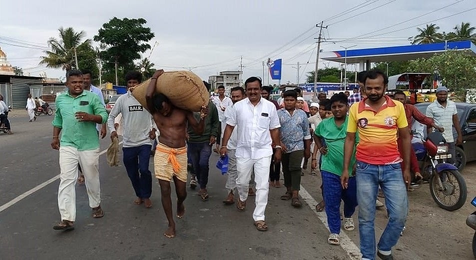 101 ಕೆ.ಜಿ ಭಾರದ ಚೀಲ ಹೊತ್ತು 3ಕಿ.ಮೀ ನಡಿಗೆ