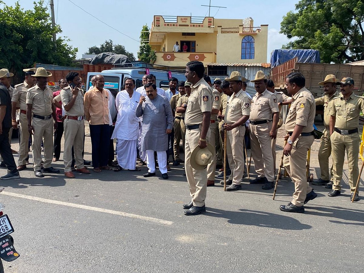ಮಳಖೇಡ: ಸಿಎಂಗೆ ಮನವಿ ಸಲ್ಲಿಸಲು ತೆರಳಿದ ಬಿಜೆಪಿ, ರೈತ ಮುಖಂಡರನ್ನು ತಡೆದ ಪೊಲೀಸರು