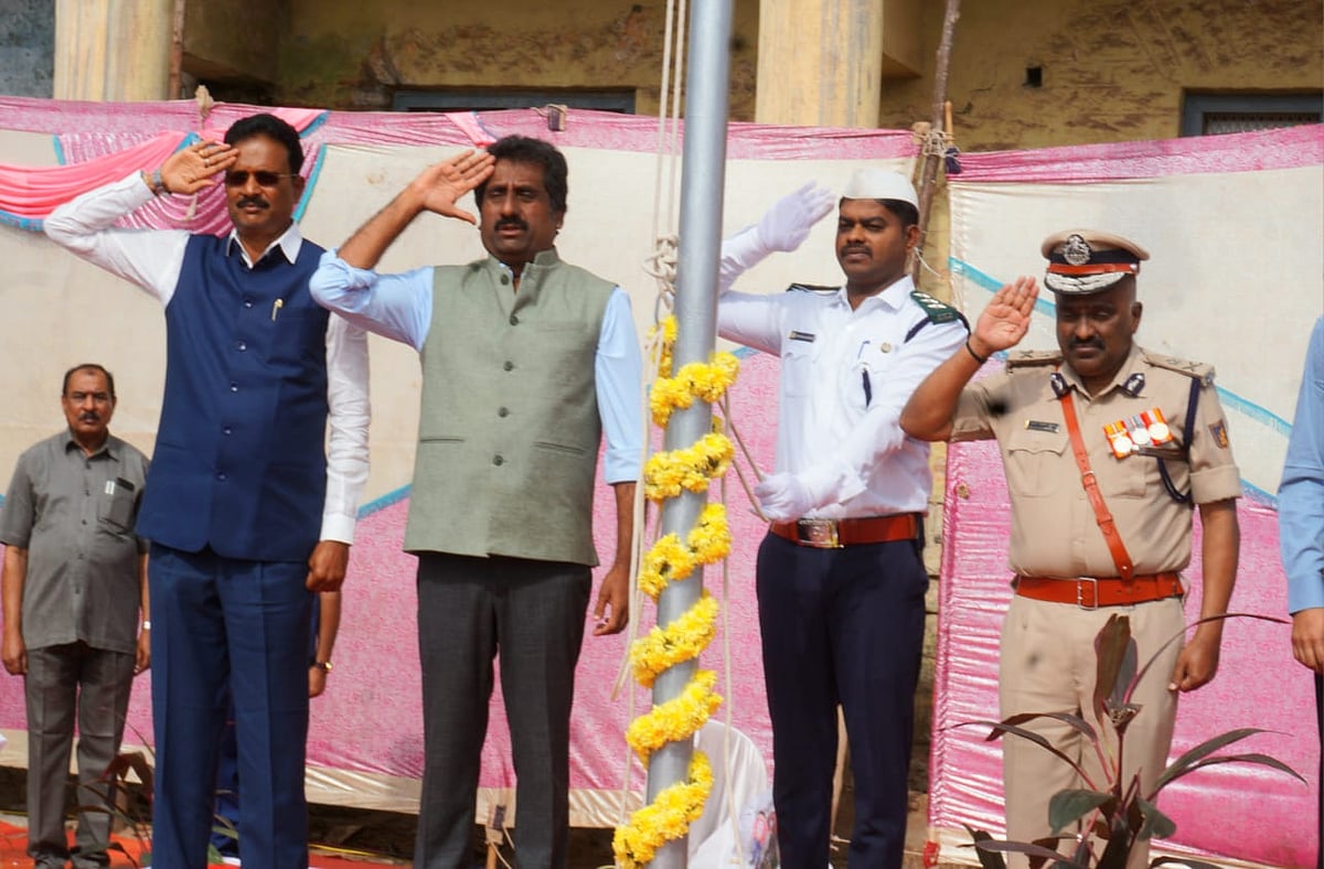 ಕಲ್ಯಾಣ ಕರ್ನಾಟಕ ಉತ್ಸವ: ಬಳ್ಳಾರಿಯಲ್ಲಿ ರಹೀಂ ಖಾನ್ ಧ್ವಜಾರೋಹಣ