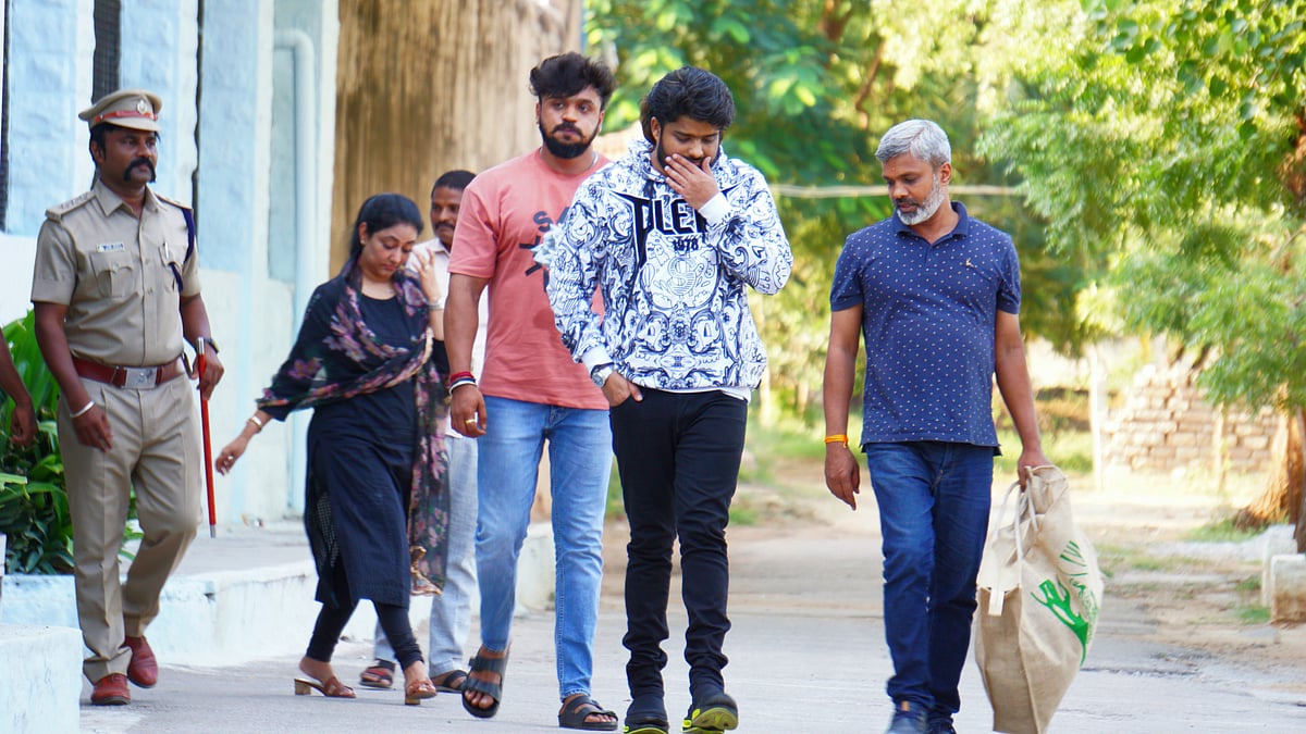 ಬಳ್ಳಾರಿ ಕಾರಾಗೃಹ | ದರ್ಶನ್‌ ಭೇಟಿಯಾದ ಪತ್ನಿ, ನಟ ಧನ್ವೀರ್‌