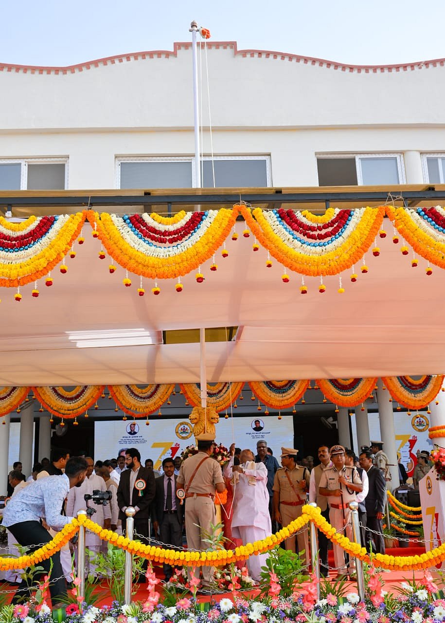 ಕಲ್ಯಾಣ ‌ಕರ್ನಾಟಕ ಉತ್ಸವ: ರಾಷ್ಟ್ರಧ್ವಜಾರೋಹಣ ನೆರವೇರಿಸಿದ ಸಿಎಂ ಸಿದ್ದರಾಮಯ್ಯ