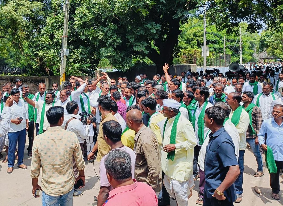 ಸಿದ್ಧಸಿರಿ ಕಾರ್ಖಾನೆ ಪುನರಾರಂಭಕ್ಕೆ ಆಗ್ರಹ: ರೈತರೊಂದಿಗೆ BJP ಮುಖಂಡರ ಪ್ರತಿಭಟನೆ