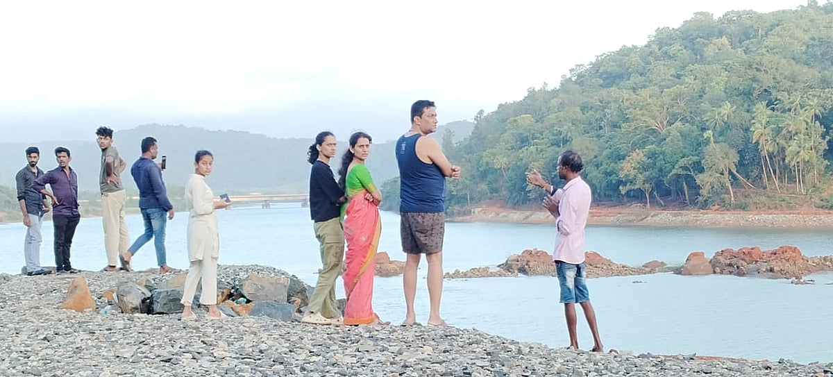 ಶಿರೂರು | ಗುಡ್ಡ ಕುಸಿದ ಸ್ಥಳವೀಗ ಸೆಲ್ಫಿ ತಾಣ: ದುರಂತದ ಜಾಗ ವೀಕ್ಷಿಸುವ ಕೇರಳಿಗರು