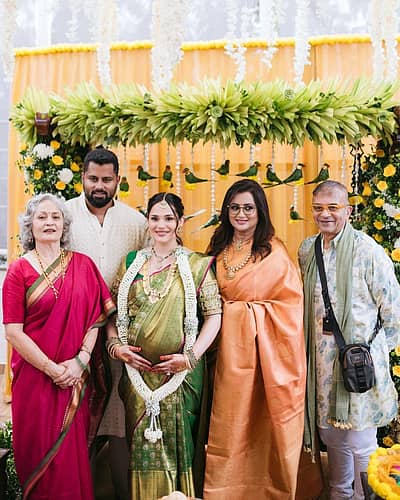 ಸೀಮಂತ ಕಾರ್ಯಕ್ರಮದಲ್ಲಿ ಅವಿವಾ– ಅಭಿಷೇಕ್‌ ಕುಟುಂಬ ಸದಸ್ಯರು