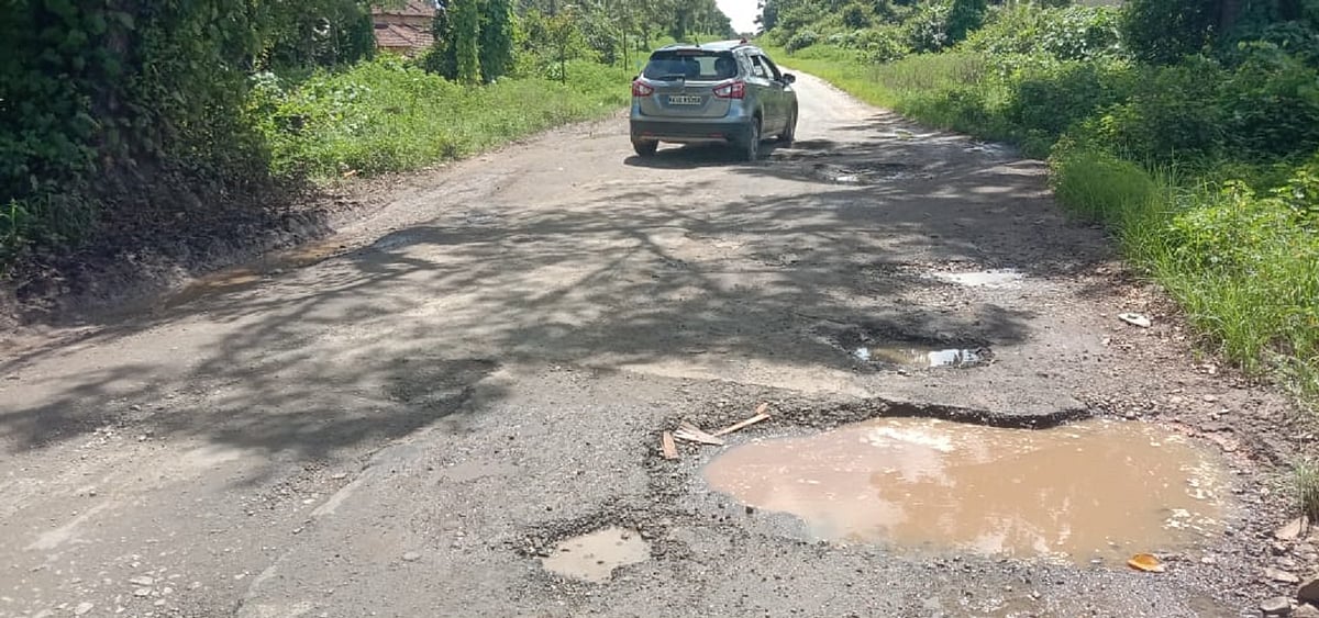 ಅರಕಲಗೂಡು: ಗುಂಡಿಮಯ ರಸ್ತೆ; ಸವಾರರ ನಿತ್ಯ ಸರ್ಕಸ್‌